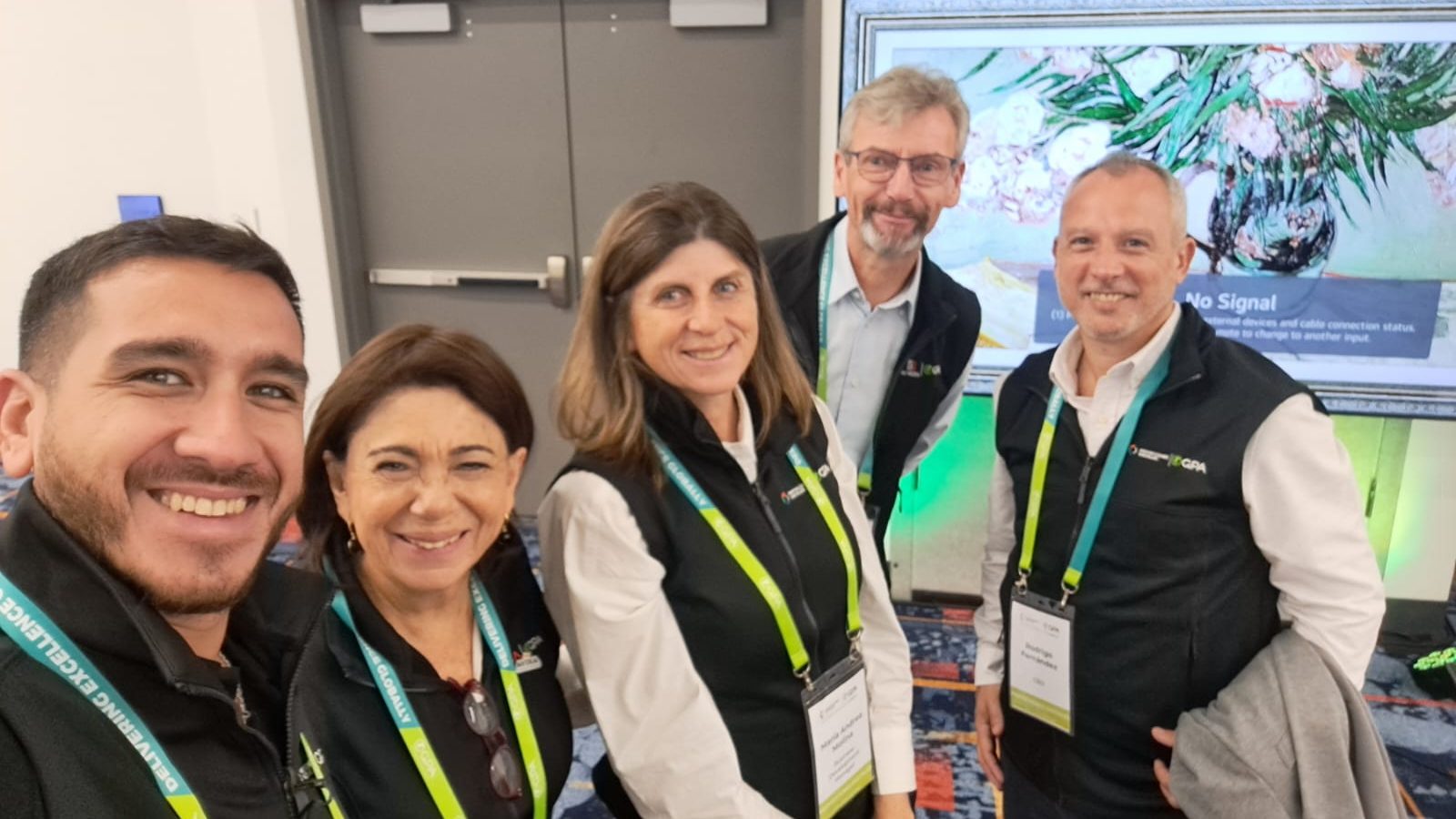 Colegas reunidos en Infocomm 2026
